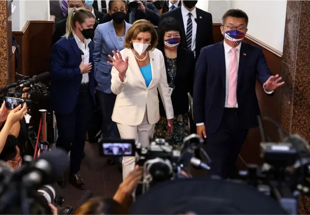 8月3日,美國眾議院議長佩洛西離開台北立法會時揮手致意。