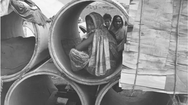 পাইপের ভেতরে জীবন।