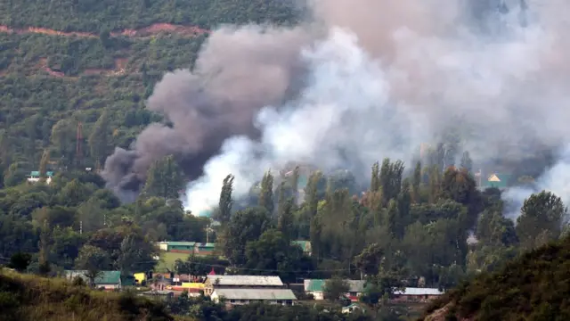 भारत प्रशासित कश्मीर के उड़ी में सेना के शिविर पर 18 सितंबर को हुए चरमपंथी हमले के बाद उठता धुंआ.