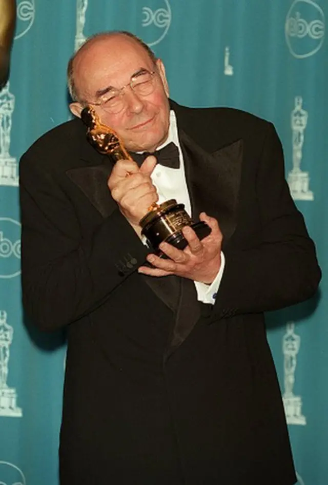 دانن در سال ۱۹۹۷ جایزه‌ی اسکار افتخاری دریافت کرد