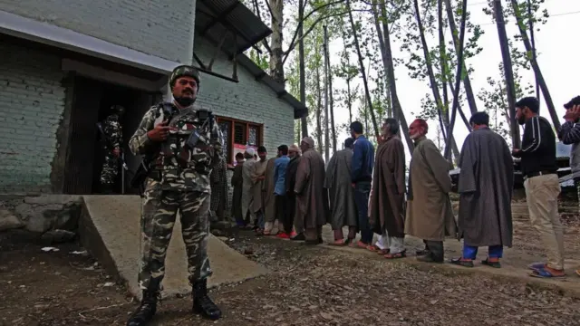 কাশ্মীরে শ্রীনগরের কাছে একটি কেন্দ্রে ভোটগ্রহণ চলছে