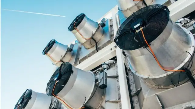 હવામાંથી કાર્બન ડાયઑક્સાઇડ ખેંચી લેતા સાધનોની તસવીર