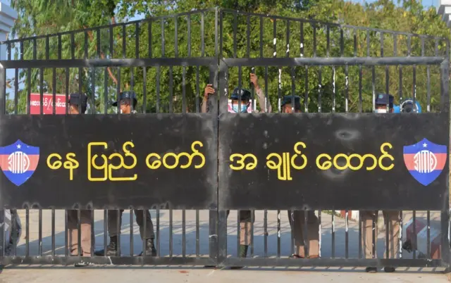 နေပြည်တော် အချုပ်ထောင်ရဲ့ဂိတ်တံခါး