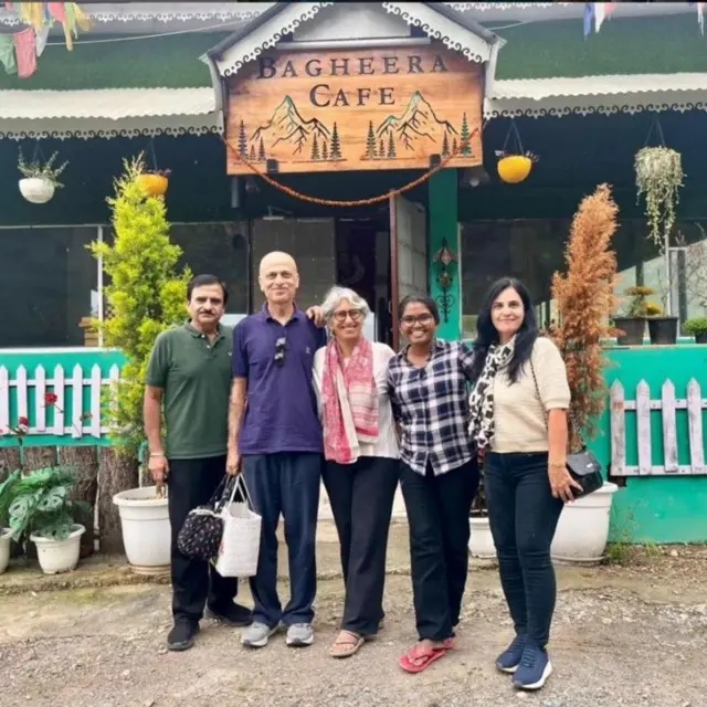 جیوتی (دائیں سے دوسری) کا کہنا ہے کہ انھیں مکان کی تلاش کا انتہائی خراب تجربہ رہا ہے