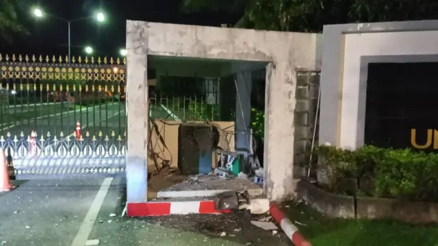 สภาพความเสียหายจากเหตุลอบวางระเบิดตู้เอทีเอ็มที่มหาวิทยาลัยฟาฏอนี อ.ยะรัง จ.ปัตตานี เมื่อ 7 ต.ค. ที่ผ่านมา