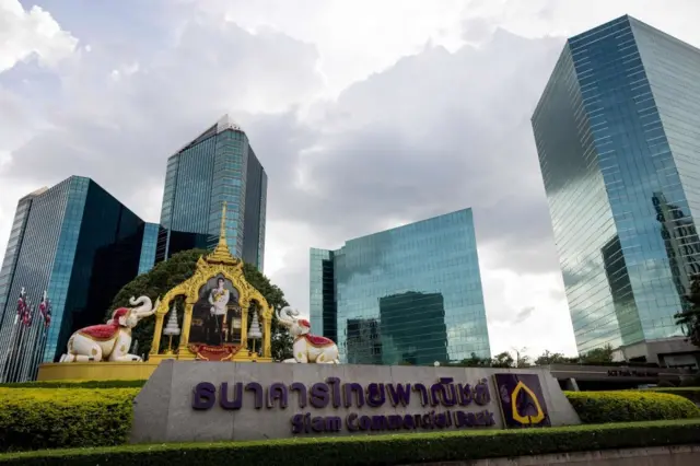 ธนาคารไทยพาณิชย์ (SCB) คือธนาคารแห่งแรกของประเทศไทย ซึ่งจัดตั้งขึ้นโดยรัชกาลที่ 5 โดยชื่อในตอนแรกคือ "แบงก์สยามกัมมาจล"