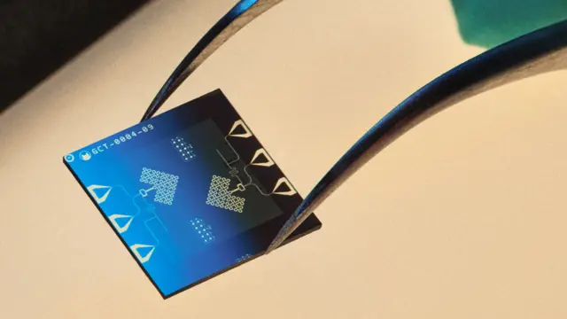 Синий компьютерный чип от Alice & Bob