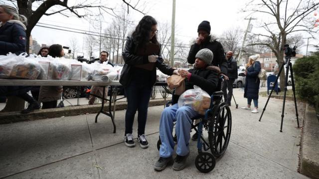 Residentes de una zona afectada por covid-19 en Nueva York reciben comida
