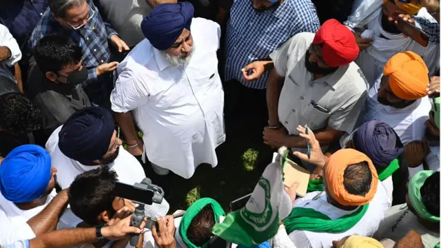 ਗੁਰੂਹਰਸਹਾਏ ਵਿਖੇ ਸੁਖਬੀਰ ਬਾਦਲ ਤੋਂ ਖੇਤੀ ਕਾਨੂੰਨ ਤੇ ਸਵਾਲ ਪੁੱਛਦੇ ਕਿਸਾਨ