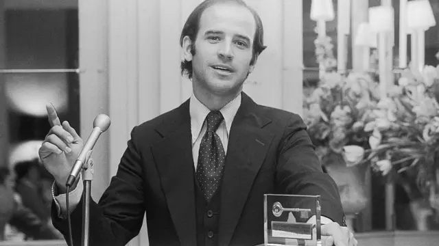 জো বাইডেন সেনেটার হবার পর বক্তৃতা দিচ্ছেন ইউনিভার্সিটির প্রাক্তন শিক্ষার্থী সমাবেশে