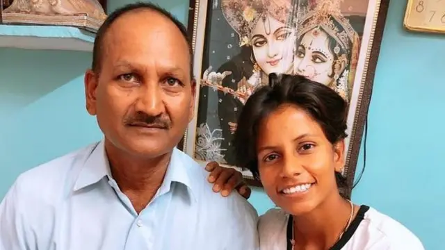 पूनम अपने पिता के साथ