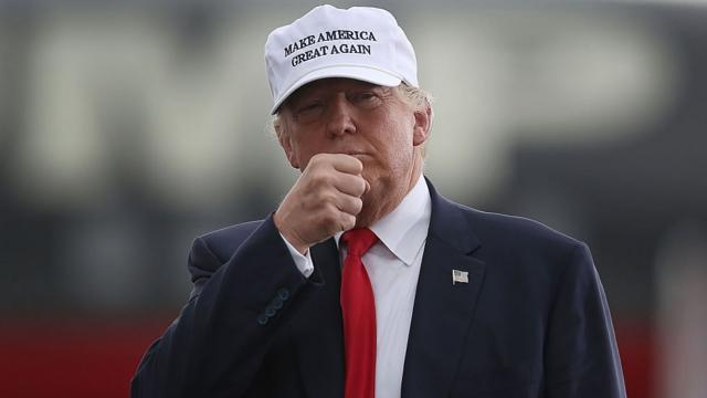 Trump con una gorra que dice "Make America Great Again"