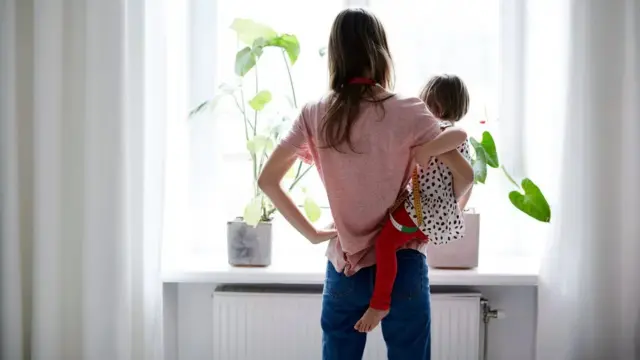 kucağında çocukla bir kadın