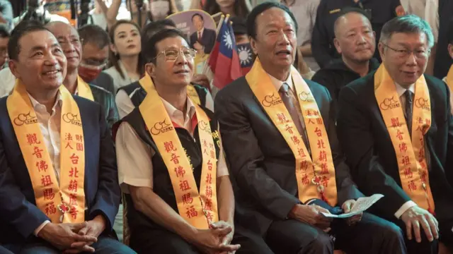 侯友宜（左）、郭台銘（中右）與柯文哲（右）出席台北葫蘆寺祭奠（2/11/2023）