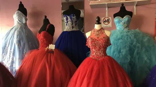 vestidos en una tienda del centro de Los Ángeles