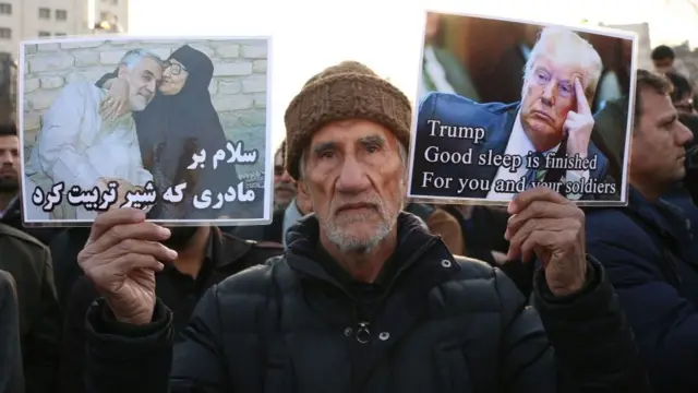 ઈરાનમાં સુલેમાનીના જનાજામાં લોકો પ્લેકાર્ડ લઈને આવ્યા