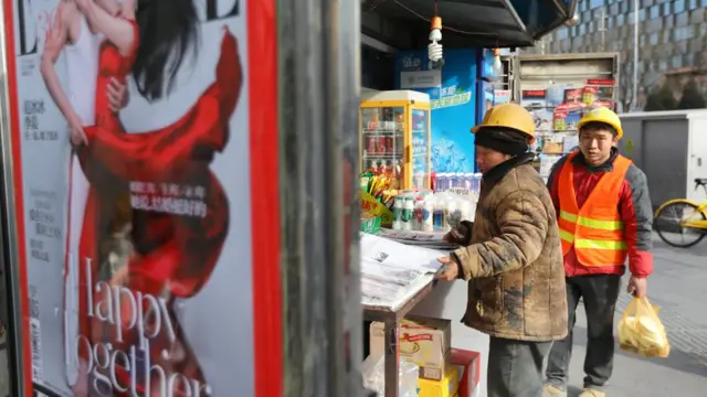 外来民工在报摊看报纸