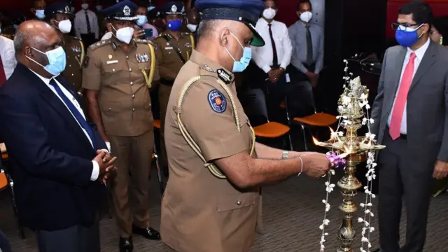 இலங்கை போலீஸ்