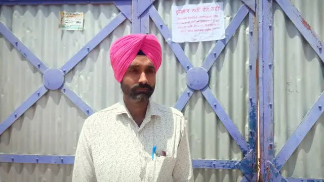 ਸੁਖਵਿੰਦਰ ਸਿੰਘ ਦਾ ਕਹਿਣਾ ਹੈ ਕਿ ਉਹ ਦੋ ਪ੍ਰੋਫੈਸ਼ਨਲ ਡਿਗਰੀਆਂ ਹੋਣ ਦੇ ਬਾਵਜੂਦ ਬੇਰੁਜ਼ਗਾਰ ਹਨ।