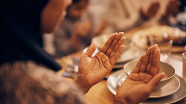 Femme voilée qui tend les mains
