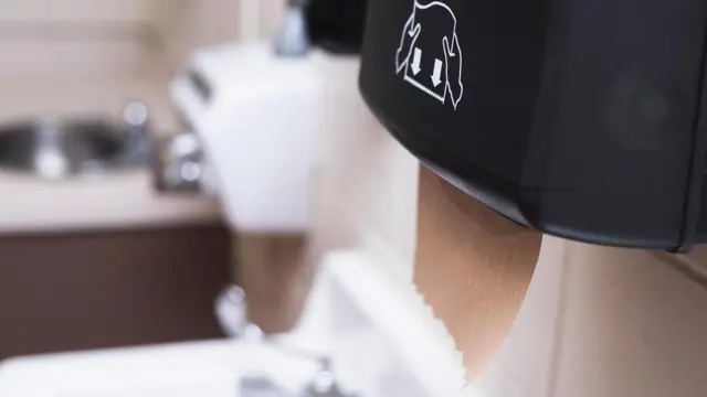 Un dispensador de toallas de papel en un baños