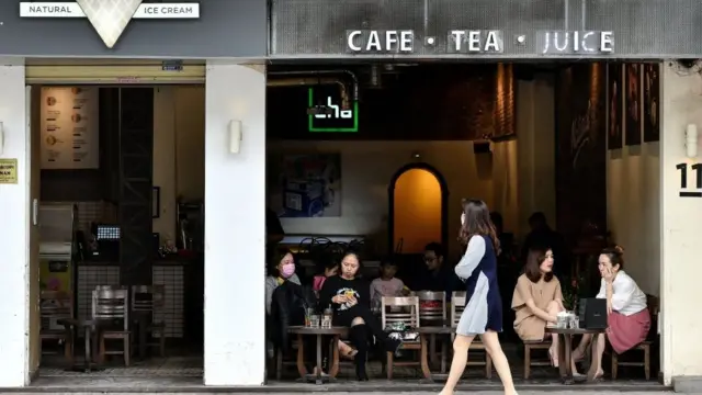 Un café reabre en Hanói.