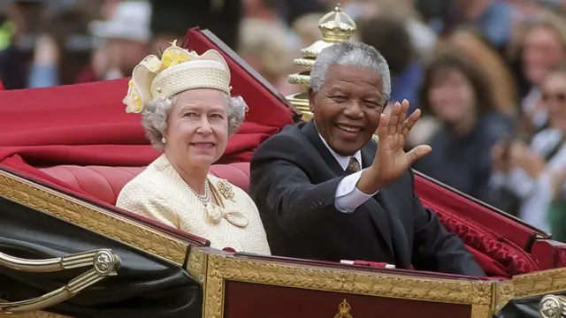 นายแมนเดลา ได้เข้าเฝ้าฯ สมเด็จพระราชินีนาถเอลิซาเบธที่สอง หลายครั้งด้วยกัน