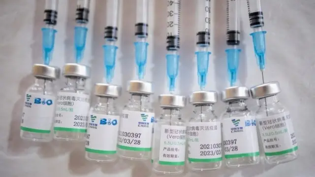 เข็มฉีดยากับขวดวัคซีน