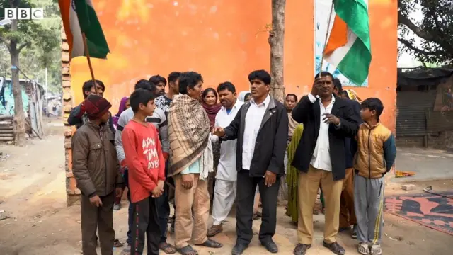 खुशी में ये लोग भारत माता की जय लगा रहे थे