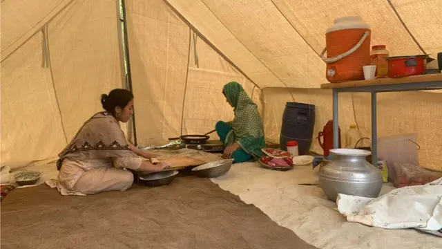 ان خیموں میں رہنے والے ایک مشترکہ خیمے میں کھانا بناتے ہیں مگر واش روم کا ابھی تک کوئی انتظام نہیں