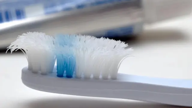 너무 오래 사용한 칫솔은 치아를 효과적으로 닦아내지 못한다