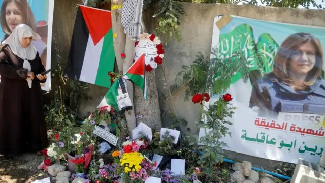 فلسطينية تلتقط صورا في مكان مقتل مراسلة الجزيرة شيرين أبو عاقله خلال غارة اسرائيلية