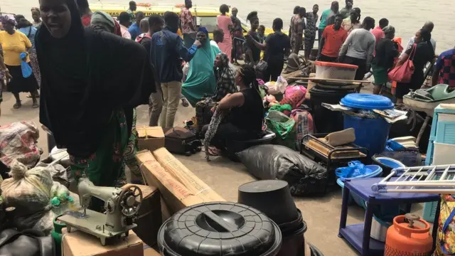 Awọn olugbe agbegbe Tarkwa Bay ti wọn di ẹru wọn silẹ