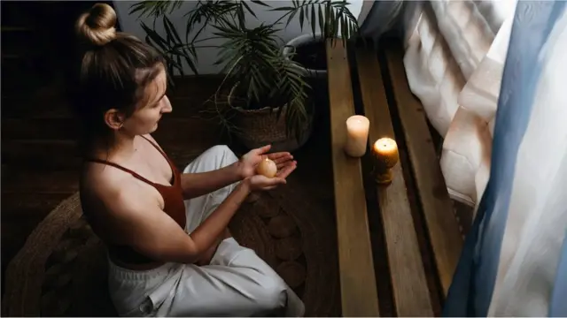 많은 사람은 '자기연민'을 촛불을 켜거나 명상하는 등 '자기돌봄'의 일환으로 생각하지만, 이는 더욱 심오한 개념으로 냉소적인 사람도 관심을 가질 필요가 있다