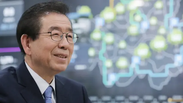 박 시장은 인권변호사로 활동하다 시민운동계 대표 인물로 떠올랐다