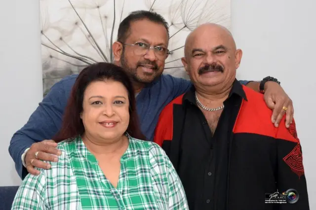 මරියසෙල් ගුණතිලක තම ෆේස්බුක් ගිණුමේ පළකර තිබූ රොනී සමග ගත් අවසන් ඡායාරුපය