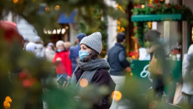 طُورت أول لقاحات لفيروس كورونا للعمل على سلالات فيروسية فردية، لكن اللقاحات الأحدث قد تتعرف على المزيد من السلالات المتحورة