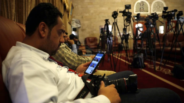 صحفي يمني يتابع الأخبار العاجلة