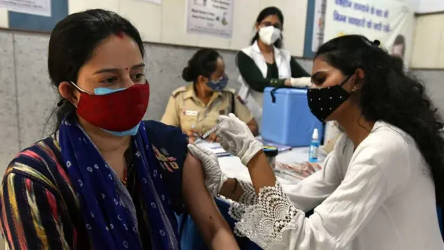 தடுப்பூசி செலுத்திக் கொள்ளும் பெண்