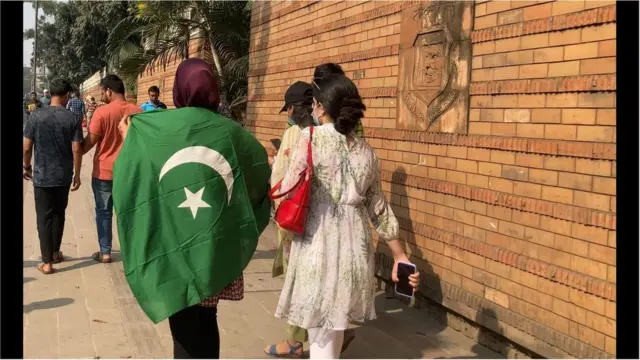 পাকিস্তান ক্রিকেট দলের সমর্থক।