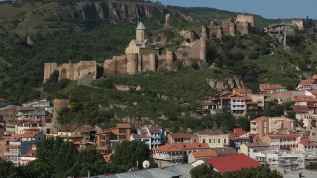 در سال‌های اخیر عمدتا به دلیل کاهش ارزش ریال، بر تعداد شهروندان ایرانی که سرمایه خود را از ایران خارج کرده و به کشورهایی مانند گرجستان برده‌اند، افزوده شده است