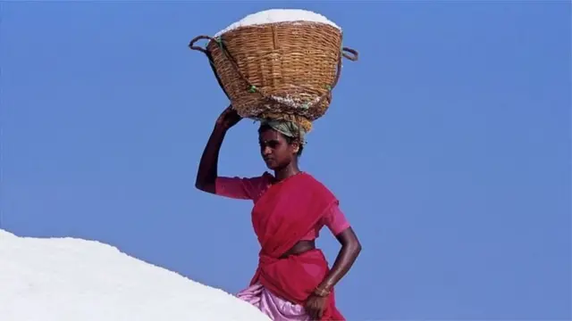 काम करती महिला