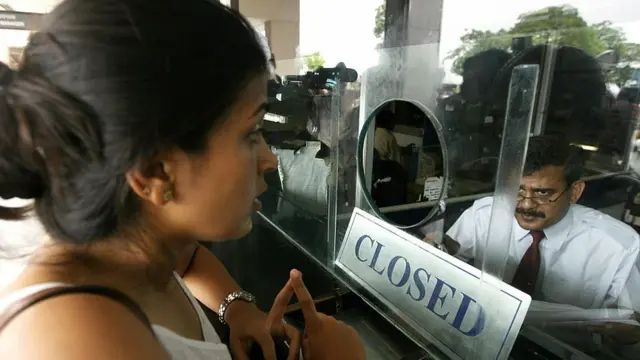 சைகை காட்டுகிறாரா?