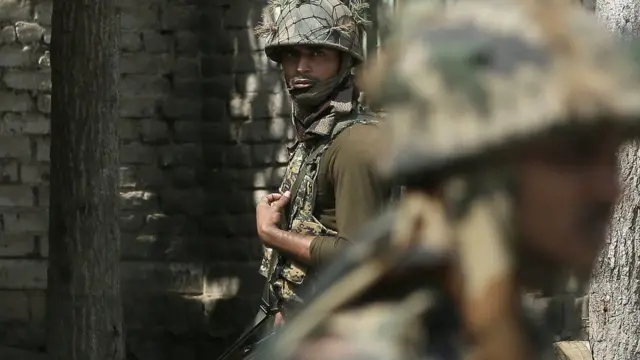 भारत-पाकिस्तान पर तैनात भारतीय सेना का जवान.