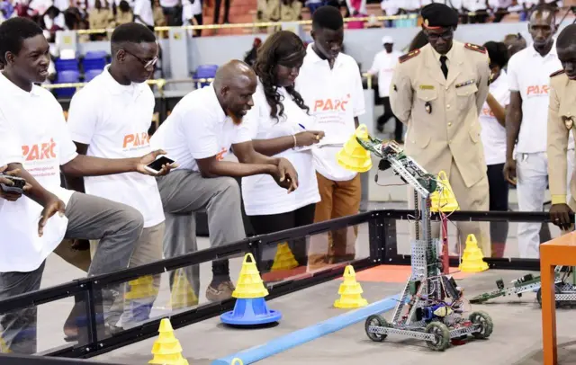 مسابقة الروبوت الوطنية في العاصمة السنغالية داكار