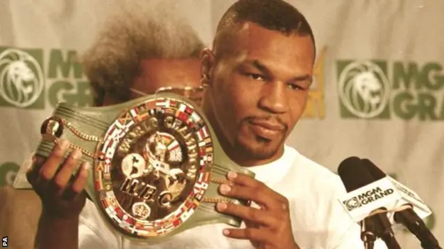 Tyson recuperó su corona mundial cuando venció a Frank Bruno en tres asaltos en 1996.