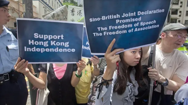 "港独"支持者在香港外国记者会附近举起标语牌声援陈浩天（14/8/2018）