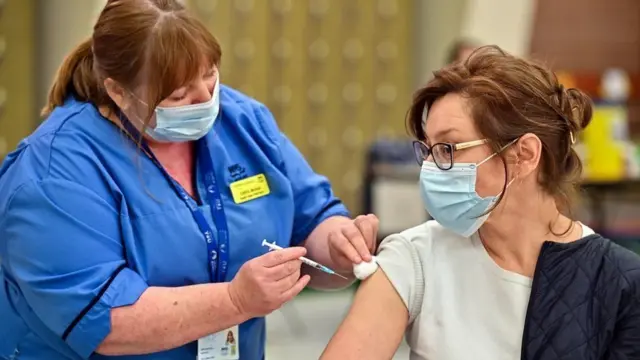 โครงการให้วัคซีนแก่ประชาชนในสหราชอาณาจักรแบ่งเป็น 2 ระยะ