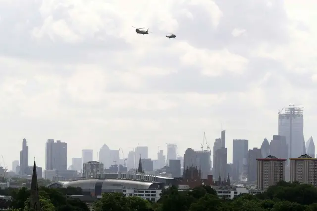 Tramp u helikopteru nadleće London