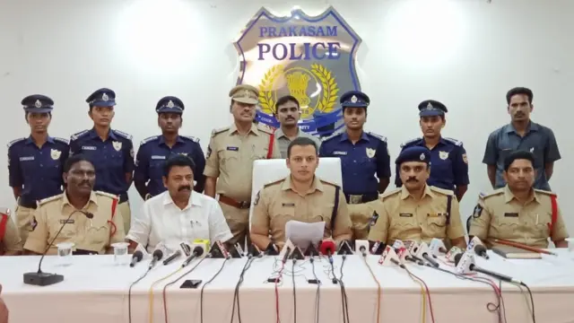 పోలీసుల మీడియా సమావేశం